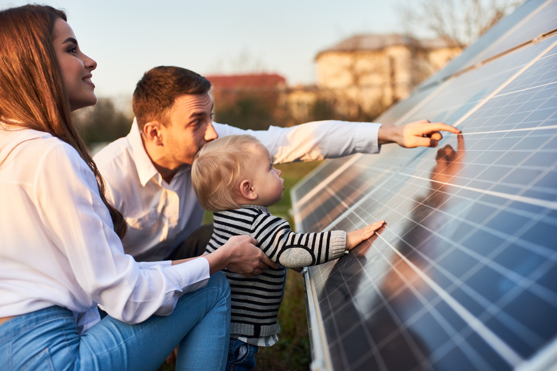 Foto Gezin bij zonnepanelen